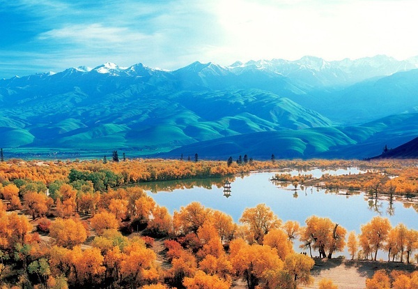 漫步新疆古城,古韵街道映衬西域风情